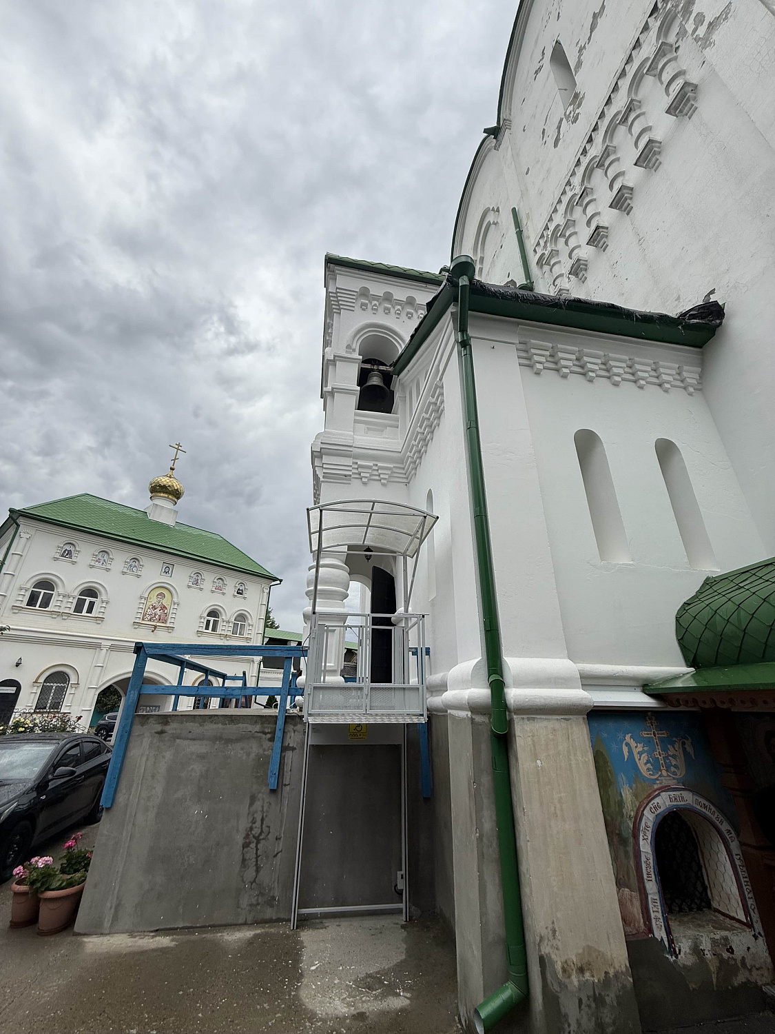 Вертикальный подъемник для инвалидов ПМ-03 у храма — Краснодар, станица Кавказская