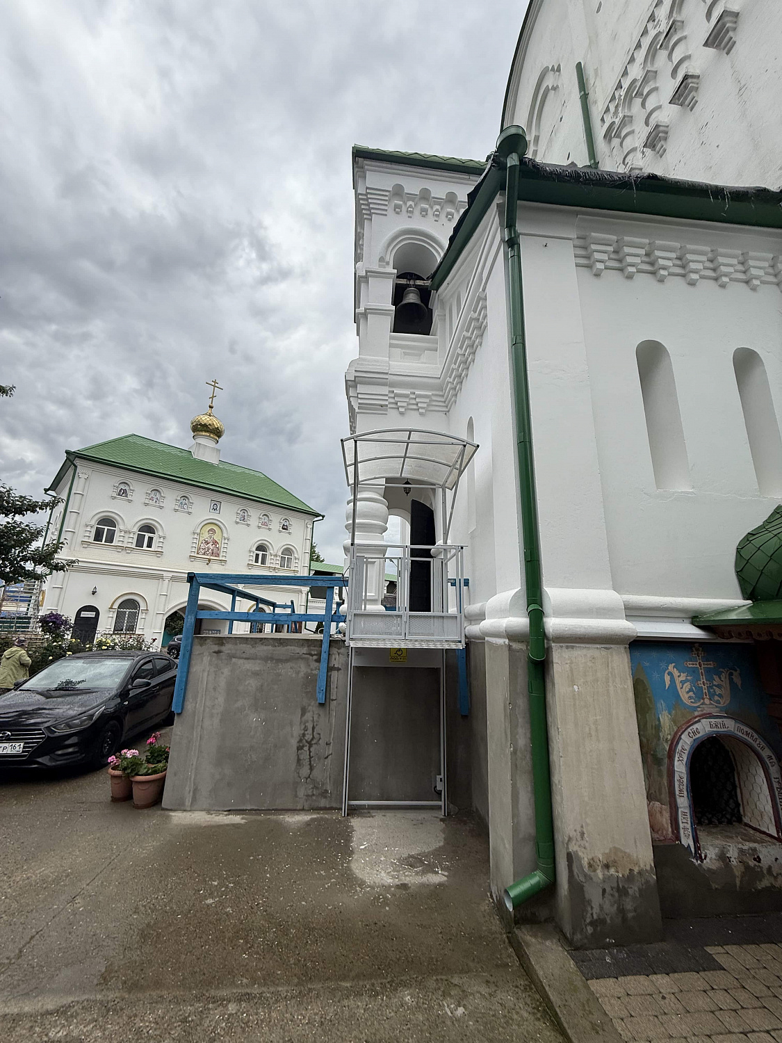 Вертикальный подъемник для инвалидов ПМ-03 у храма — Краснодар, станица Кавказская